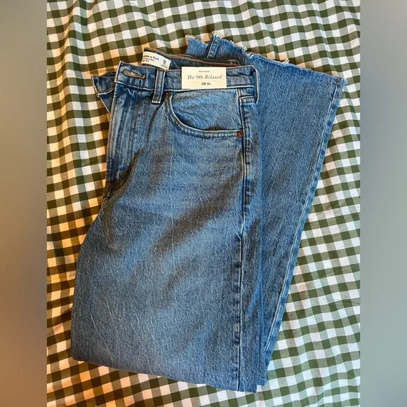 Abercrombie High Rise 90s Relaxed Frayed Hem Jean - NWT - Picture 5 of 6